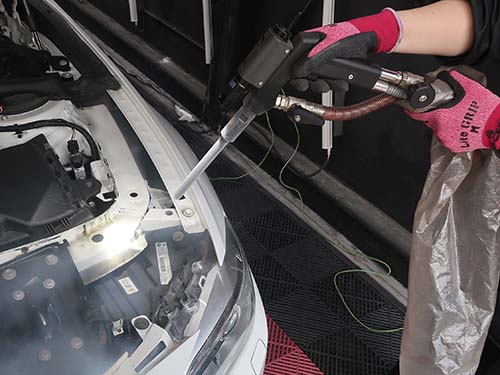 3mmサイズのドライアイスをドライアイス洗浄機で吹き付け