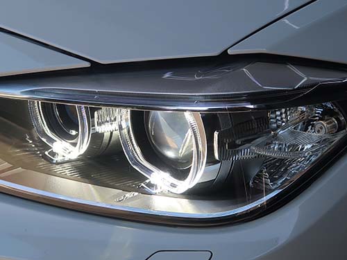 コンパウンドで磨き上げ、クリアなヘッドライトに復活