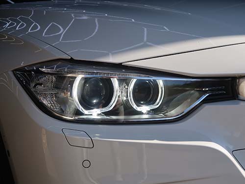 ヘッドライトを新品交換することなく、クリアな状態に復活