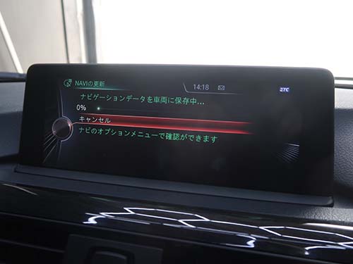 USBメモリを使用し、専用認証コード（FSCコード）を入力して地図データを更新