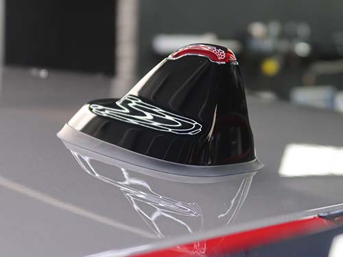 F54/F60に採用されている純正LED内蔵ルーフアンテナを流用装着