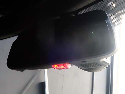 セキュリティライトプラス装着でキーレスロック時にルーフアンテナとルームミラーが赤色点滅