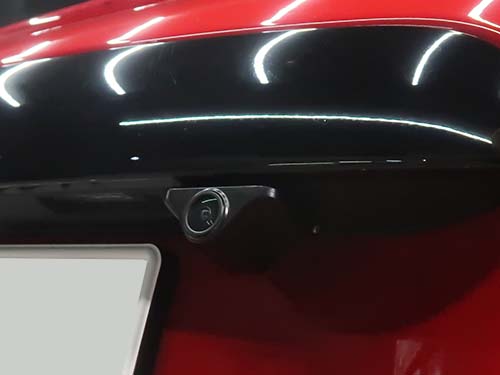 ナンバープレートやナンバー灯に干渉しない位置に固定