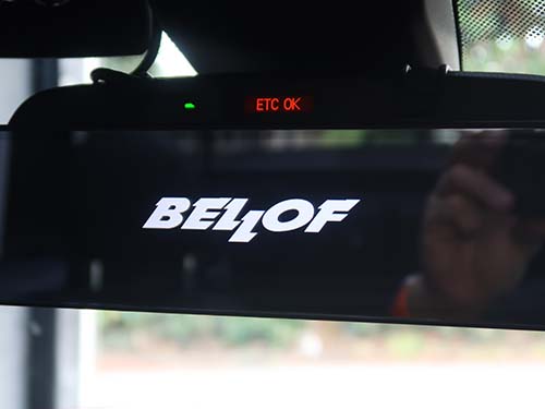 デジタルミラー本体はルームミラーにバンドで固定