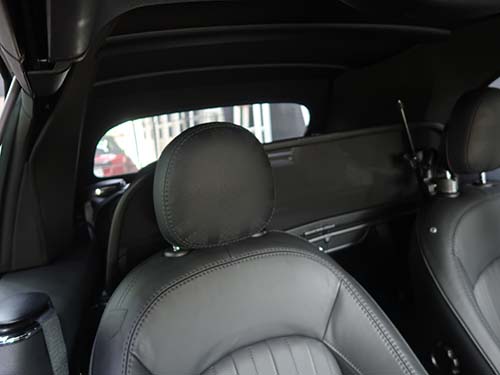 オープン時・クローズ時ともに幌が後方視界を遮りやすい構造