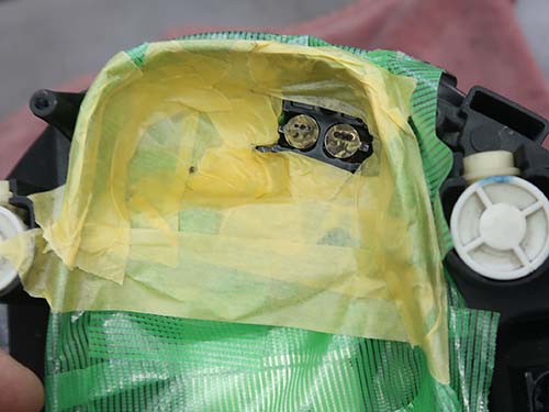 デイライトのアクリル部分がLEDの形で茶色く焦げている