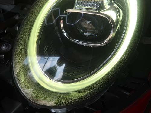 ヘッドライトレンズ表面のクラックはハードコート層に発生