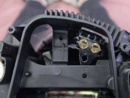 LEDの熱によって茶色く溶け焦げている状態