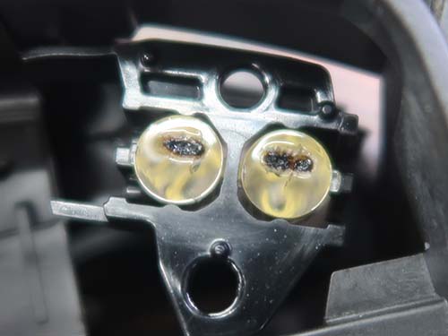 LEDの熱によって茶色く溶け焦げている状態