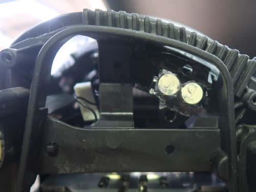 サンドペーパーの番手を段階的に上げながら研磨して光沢ある導光面へ再生