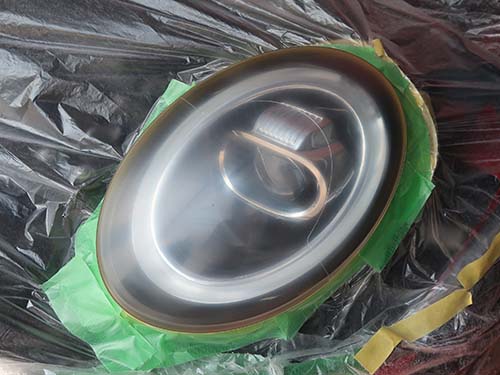 粗い番手から細かい番手へとサンドペーパーを切り替えながら均一に削り上げ