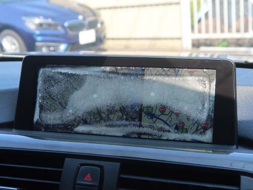 モニター全体に気泡が入ってしまい、地図やバックカメラ映像がとても見づらい状態