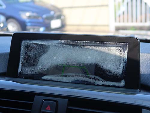 モニター全体に気泡が入ってしまい、地図やバックカメラ映像がとても見づらい