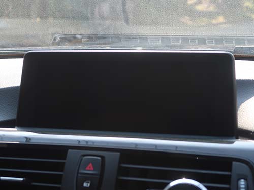 純正中古モニターを使用し、コストを大幅に抑えて修理