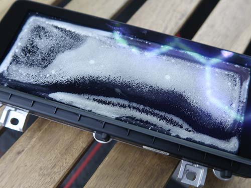 モニター表面と液晶パネルの間に空気が入り込むことでクラックや気泡のような模様が生じる