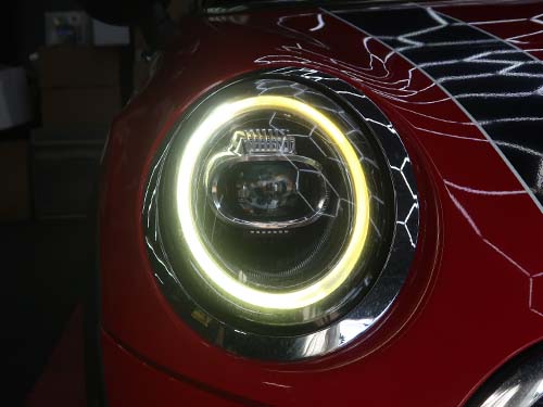 運転席側のリングライトが半分だけ茶色く発光