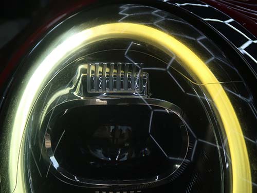 運転席側のリングライトが半分だけ茶色く発光