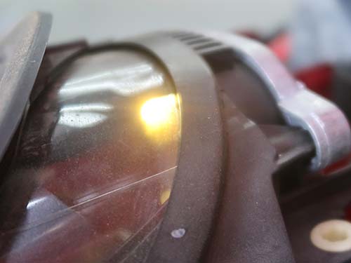 運転席側のリングライトが半分だけ茶色く発光