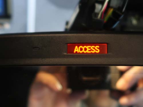 「ピッ」という音とともに純正ETCが動作を開始