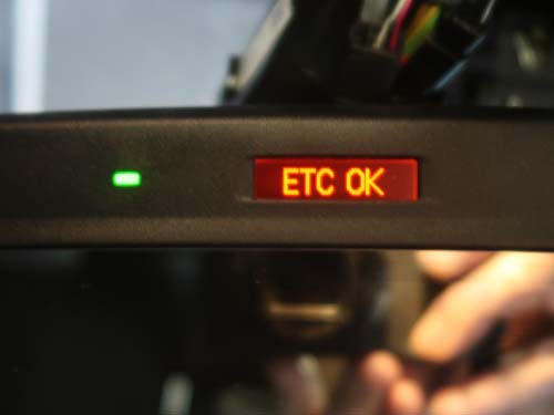 「ピッ」という音とともに純正ETCが動作を開始