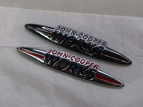 純正MINIエンブレムをキャンディブラックへペイント