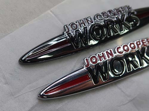 純正MINIエンブレムをキャンディブラックへペイント