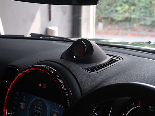 純正パーツのカバーと同様にツメでガッチリ固定できる仕様