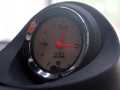 ジョンクーパーのロゴが入り、オレンジの針がアクセントとなったモデル