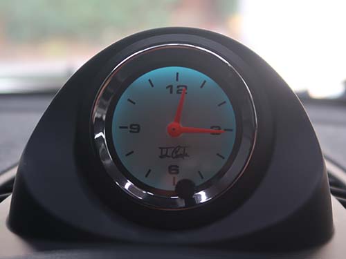 ブルーの光が穏やかに発光し、夜間の視認性とムードをともに高めます