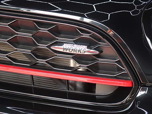 JCWらしい引き締まった外装スタイリング