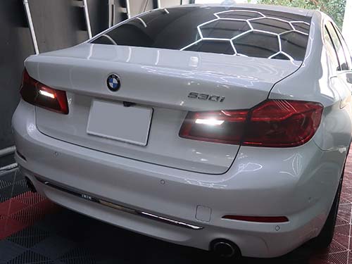 リバースギアに入れると美しいホワイト発光が実現