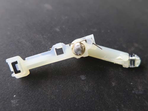 折損したバネを取り出し