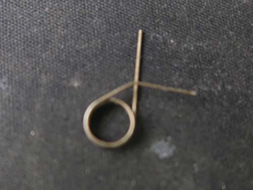 折損したバネを取り出し