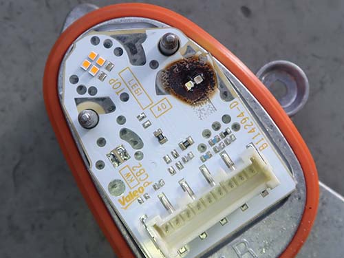 アクリル導光体が茶色く焼損