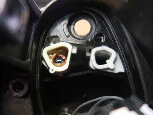 アクリル導光体が茶色く焼損