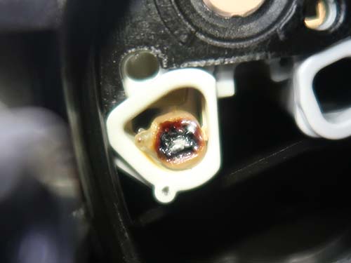 アクリル導光体が茶色く焼損