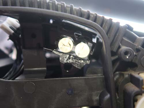 茶色く焼損した部分を削り落として光沢のある面に仕上げ