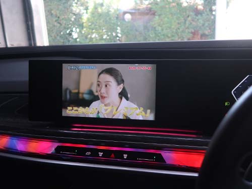 走行中でも同乗者がテレビや動画映像を楽しめる