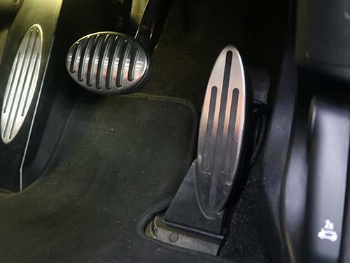 純正アルミペダルを取り付け