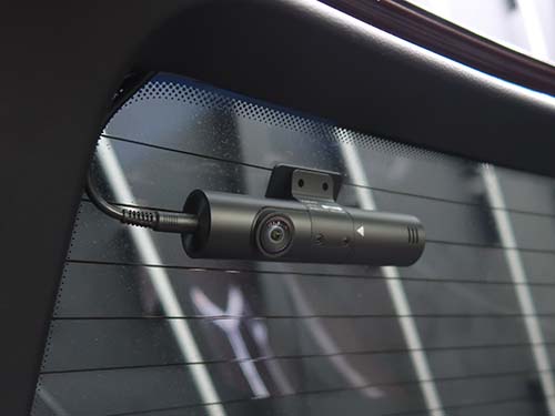 リアカメラはリアウインドウ上部へ設置