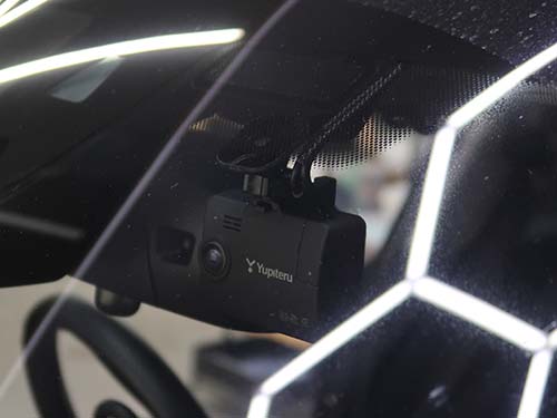 フロントカメラ本体はフロントウインドウ上部