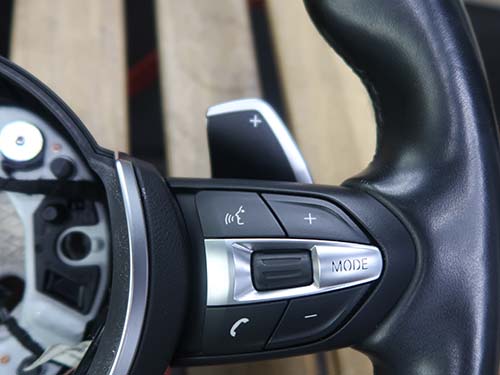 Mスポーツのステアリングを加工することでパドルシフトを取り付け