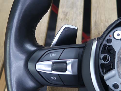 Mスポーツのステアリングを加工することでパドルシフトを取り付け