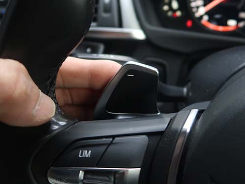 パドル操作によりステアリングから手を離さずにシフトチェンジ