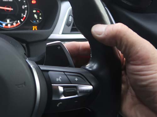 パドル操作によりステアリングから手を離さずにシフトチェンジ