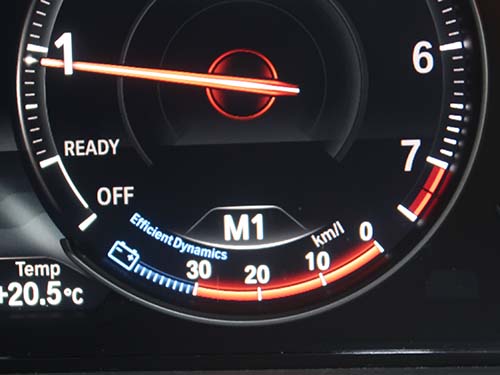 右パドルでシフトアップ・左パドルでシフトダウンが純正同等の操作感で機能