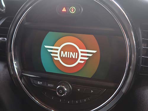 ヘッドユニットが再起動を繰り返す症状が発生