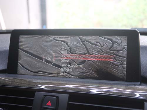 モニターの液晶ディスプレイに気泡が入ってしまい、画面表示が見づらい状態