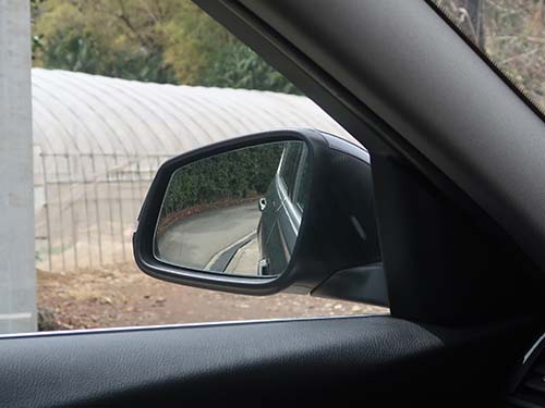 後退時の助手席ミラー下降角度変更（浅く）