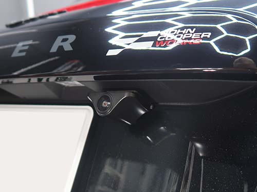 リアカメラはナンバープレートを遮らない位置に装着